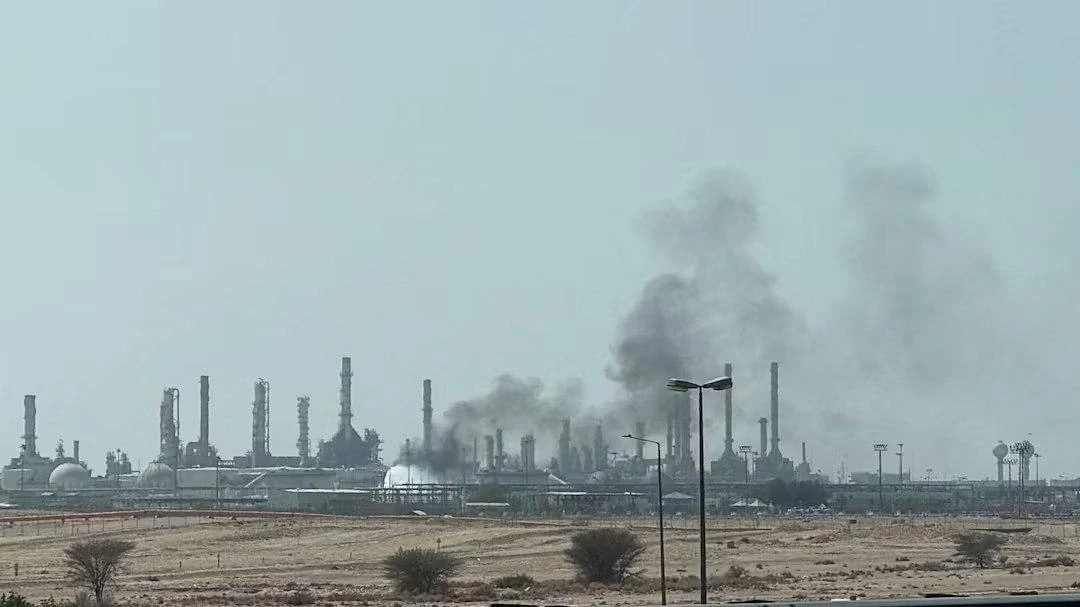 На нефтяном объекте компании Aramco в Эр-Рияде был замечен крупный пожар и столб дыма, ...