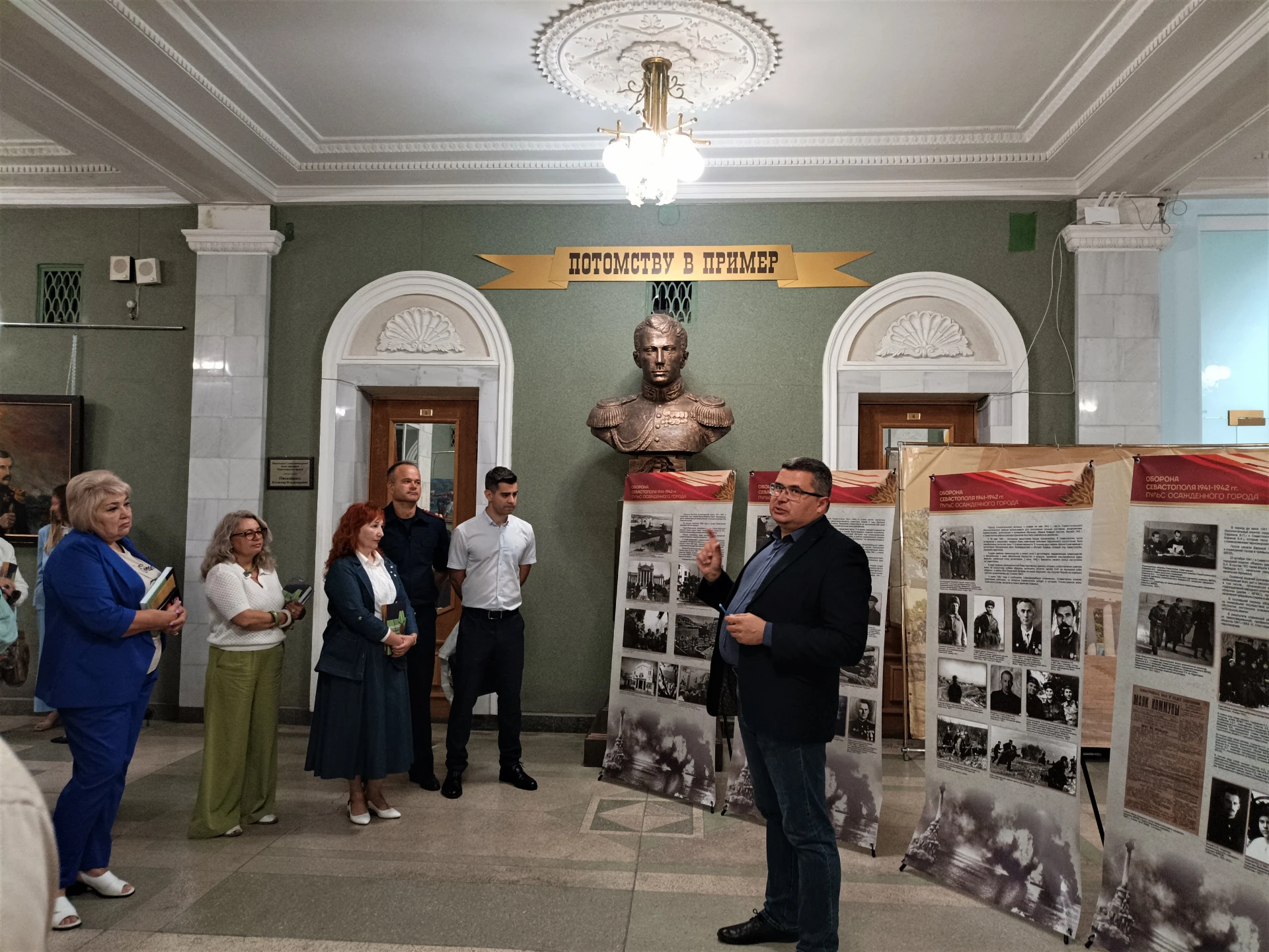 Библиотека Херсонеса Таврического пополнилась уникальным изданием о защитниках Севастополя
