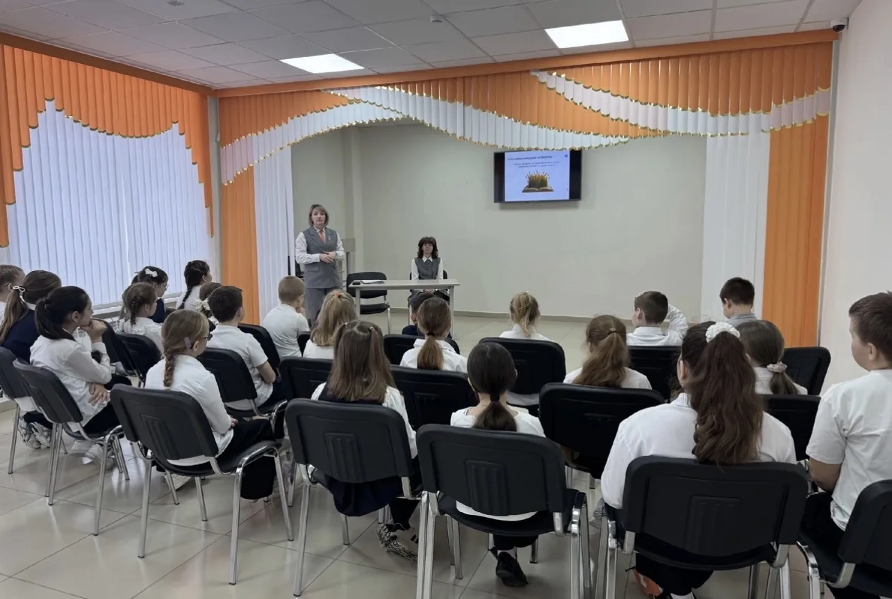 Сегодня в нашей школе состоялось вводное заседание читательского клуба "Юные чтецы". Куратор клуба -