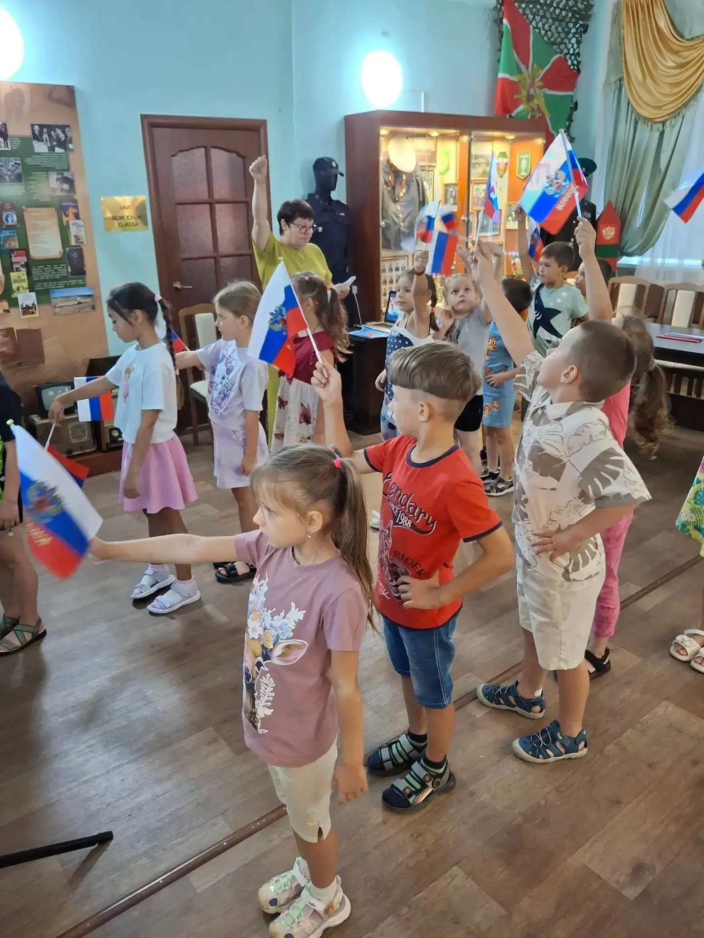 Ко Дню Государственного флага Российской Федерации, который отмечается 22 августа, Черт...