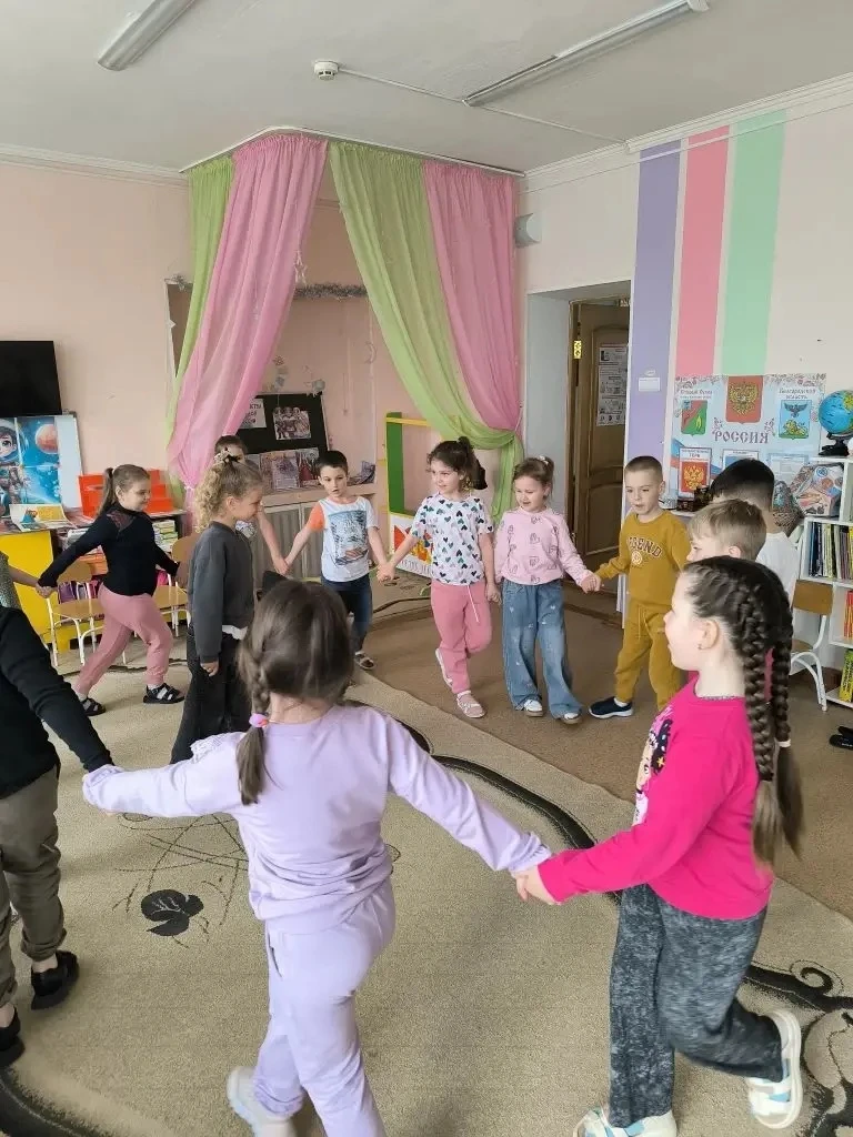 Выпускной — первые шаги во взрослую жизнь. 
Впереди выпускной. Кажется, еще вчера родители вели малы