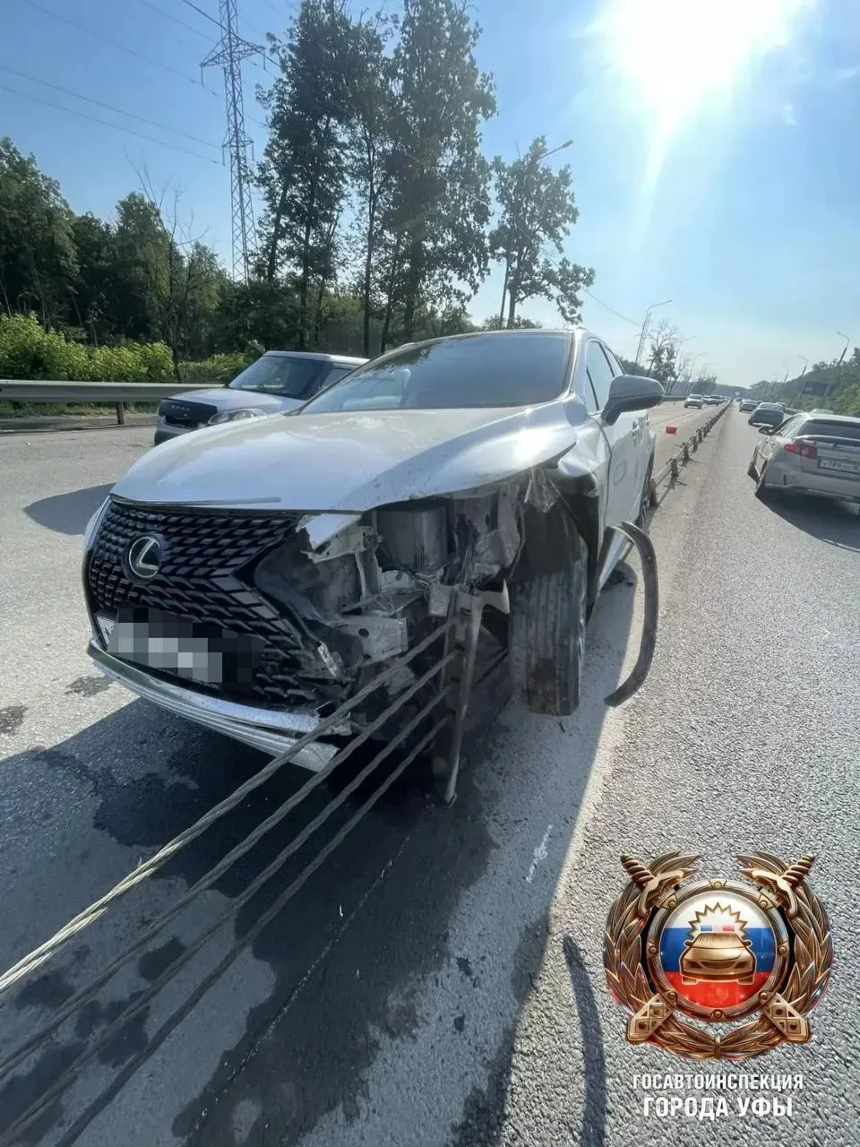 🚔 На Демском шоссе в Уфе «Лексус» влетел в отбойник после столкновения с «Ладой»

Напротив дома №51