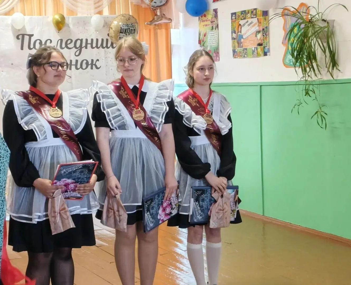 22 мая в нашей школе прошло традиционное празднование последнего звонка. Для выпускников это одновре