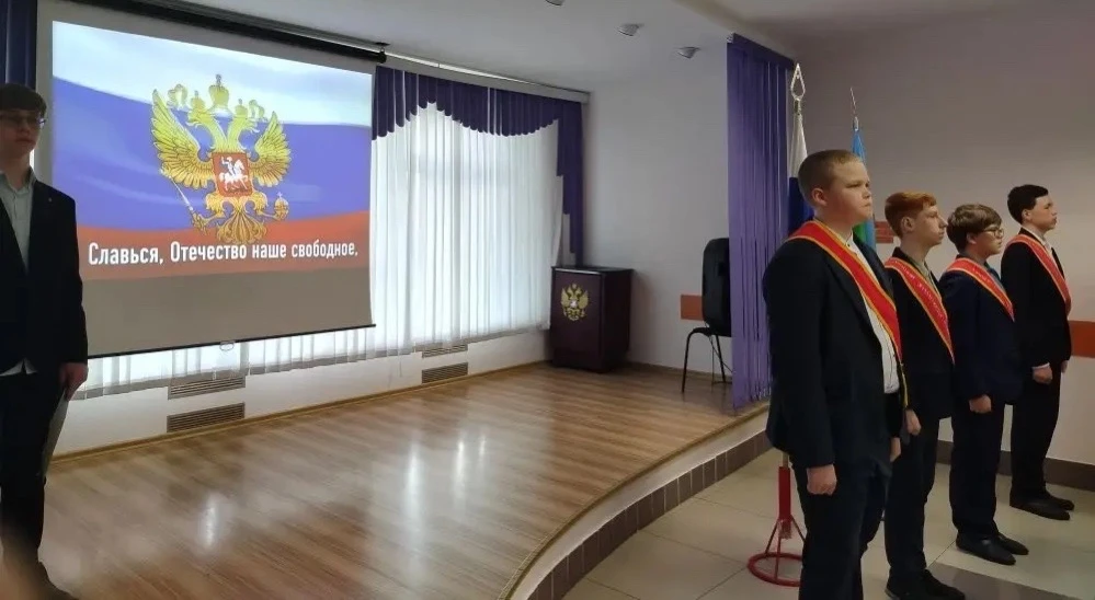 🇷🇺 Сегодня утро наших Лицеистов началось с исполнения гимнов РФ и РК и вноса флагов.