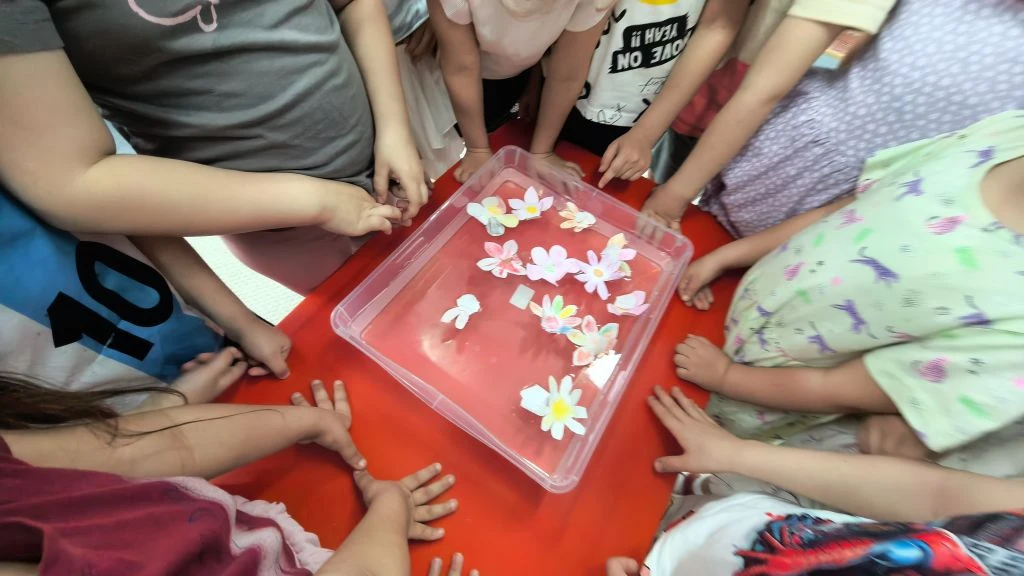 🌸 Экспериментариум в «Одуванчике»: бумажные цветы оживают на воде!  На этой неделе в средней группе 