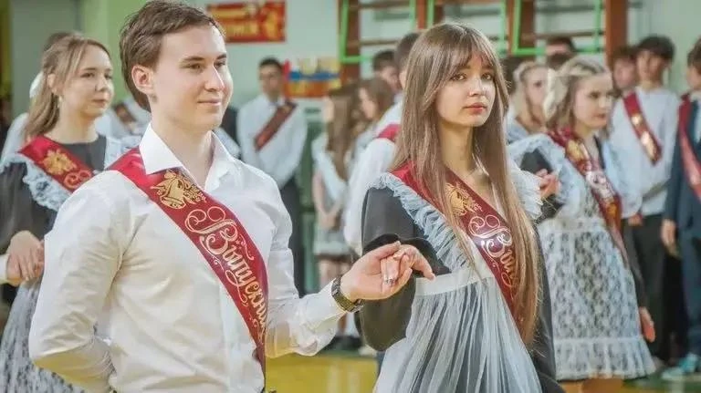 Более двух тысяч брянских выпускников попрощались со школой  В образовательных учреждениях города пр