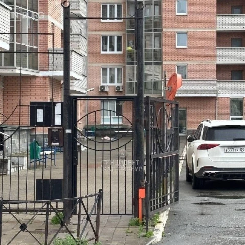 В Екатеринбурге под окнами многоэтажки на Бакинских Комиссаров, 101 нашли тело женщины