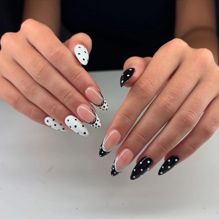Какой маникюр выбрать
❤️ с розовым
🖤 с чёрным белым
🔥 оба варианта хорошие