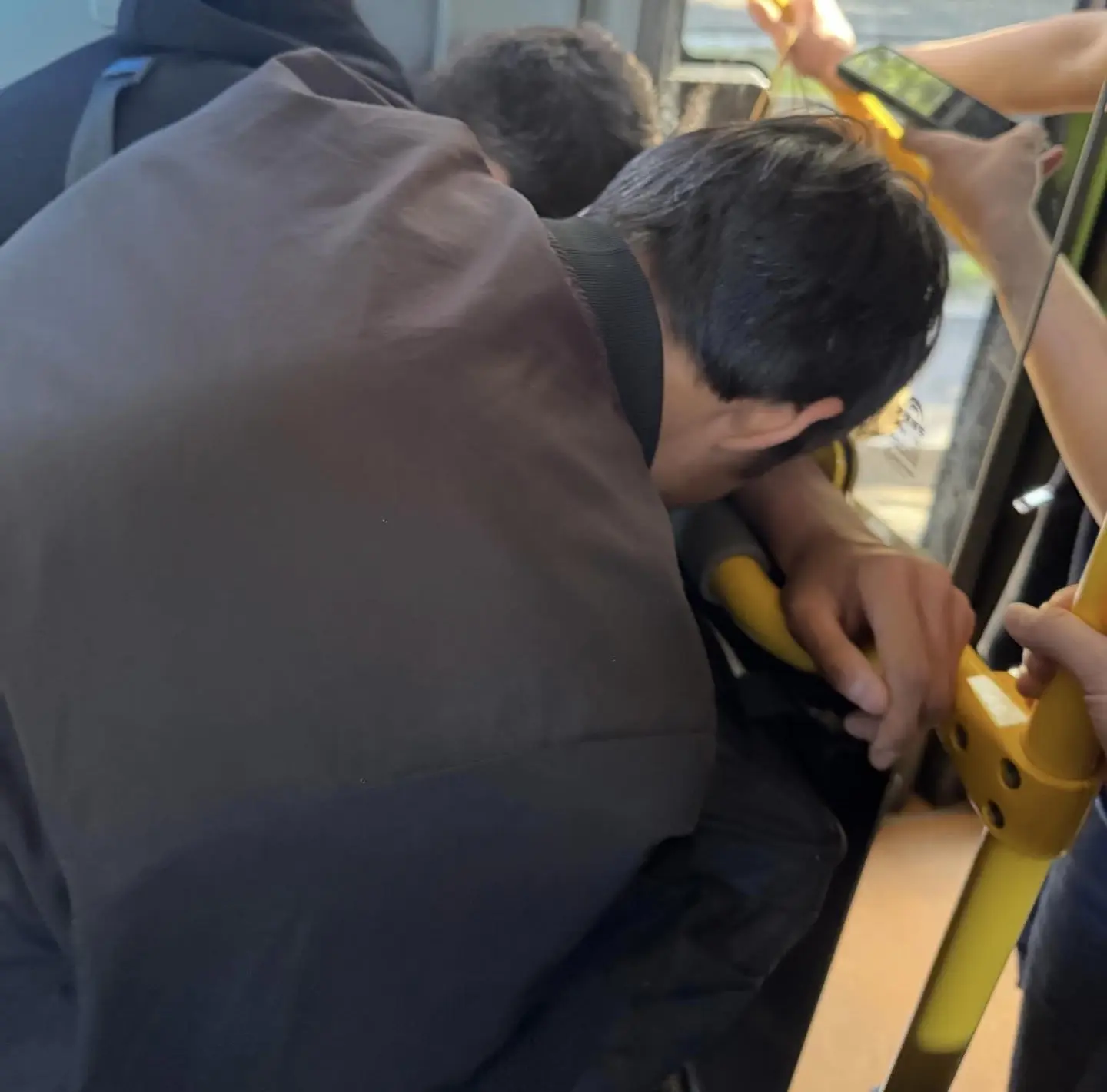 ❗️Раньше уступать место в транспорте пожилым, женщинам и детям считалось нормой — частью негласного 