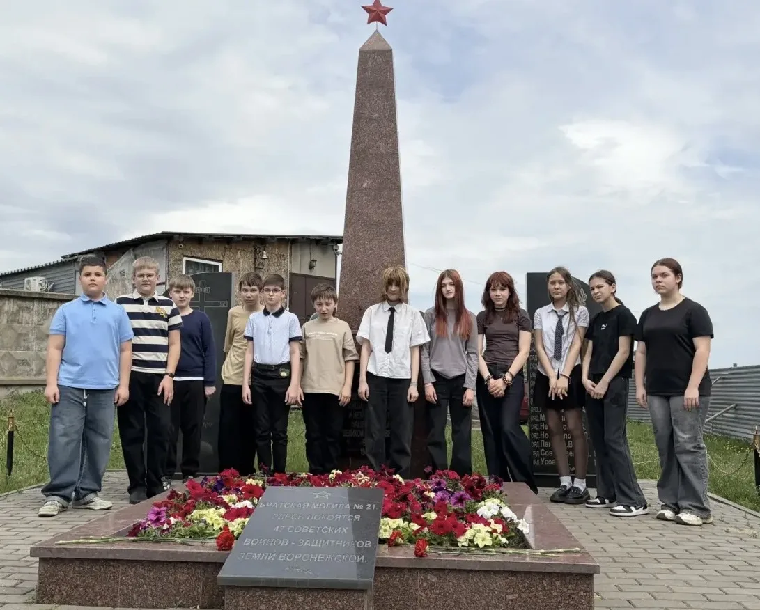 Сегодня обучающиеся 6Г класса вместе с классным руководителем Кравец А.Е. возложили цве...