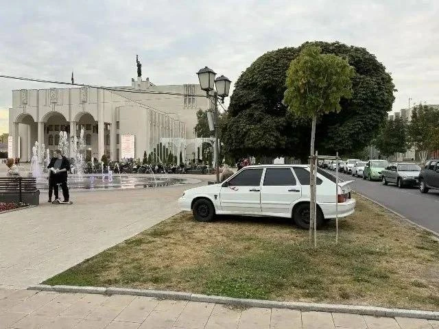 ❗️Мэр Курска требует наказать водителя, припарковавшего машину на газон на Театральной ...