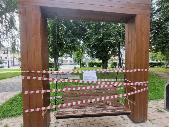 В сквере на улице Московская, 25 качели закрыты на ремонт.