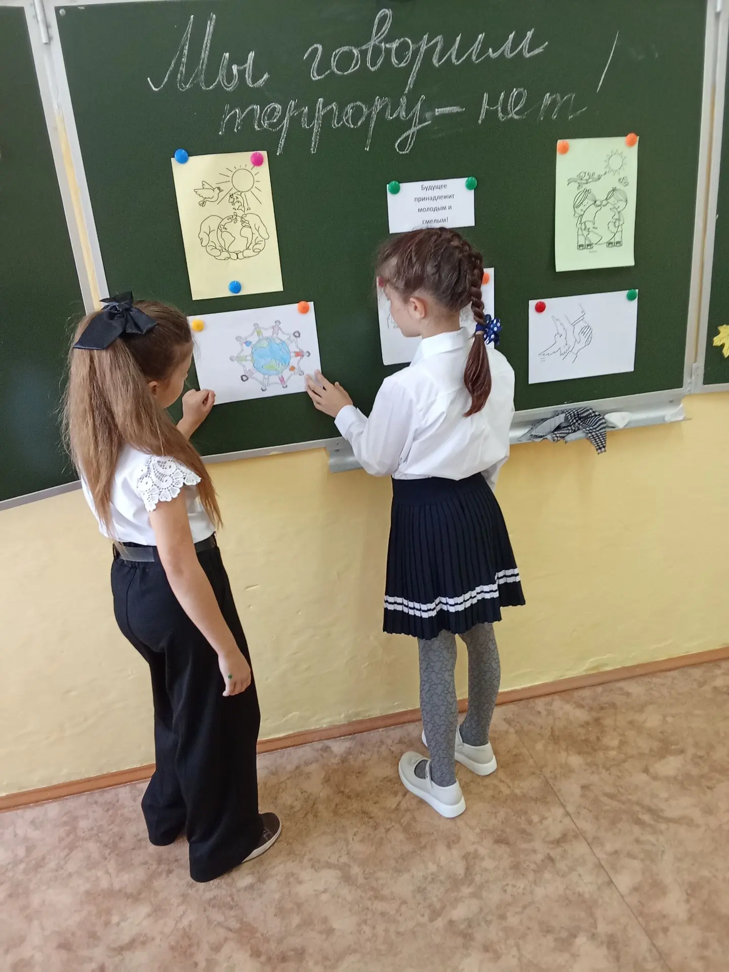 Сегодня на классном часе  "Мы говорим террору - нет!" ребята 1- 4 классов говорили о ва...