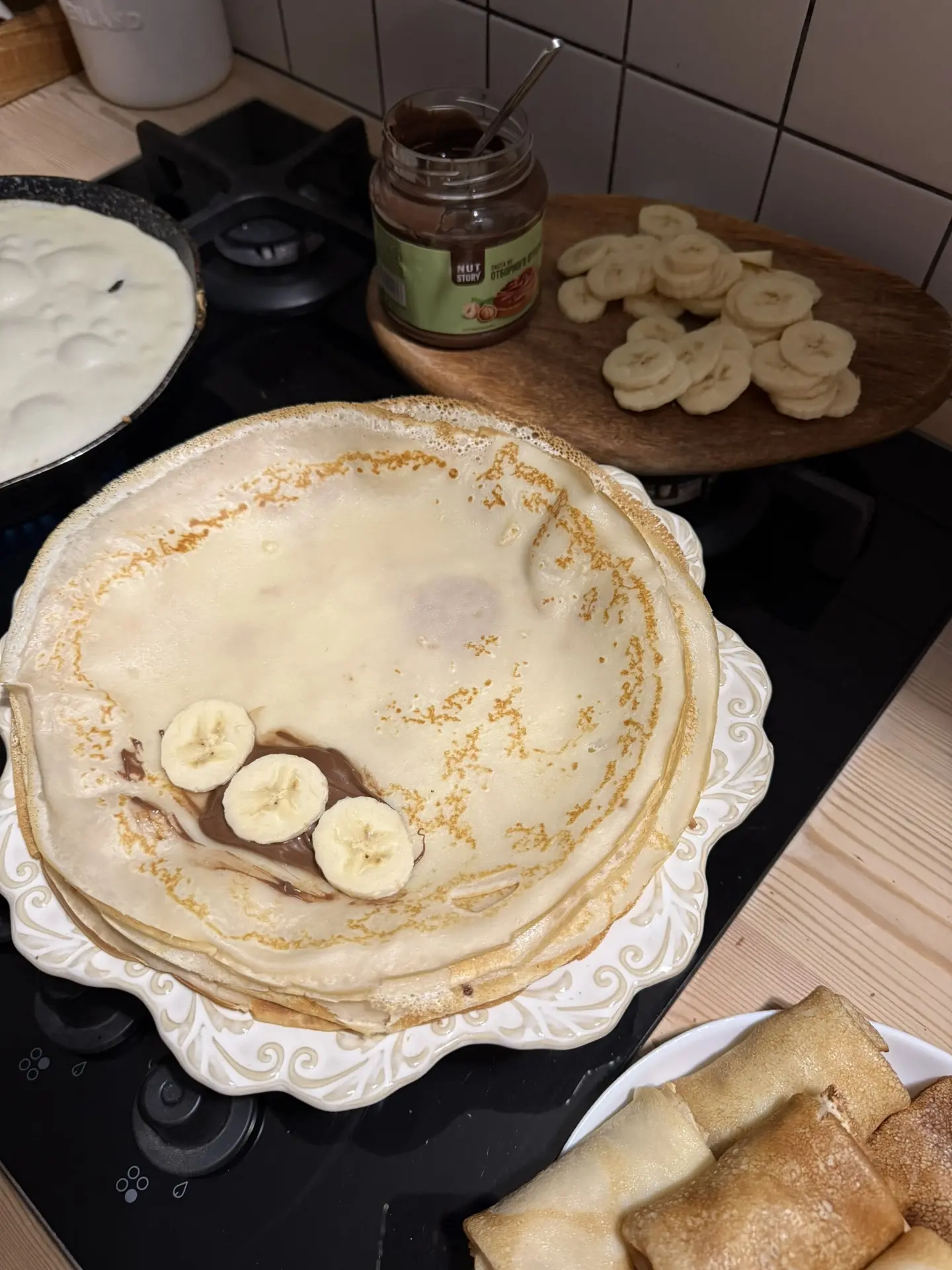 Кто встаёт в 6 утра, у того к 7 уже стопка блинов готова😄 Сегодня с мясом, с шоколадной пастой и бан