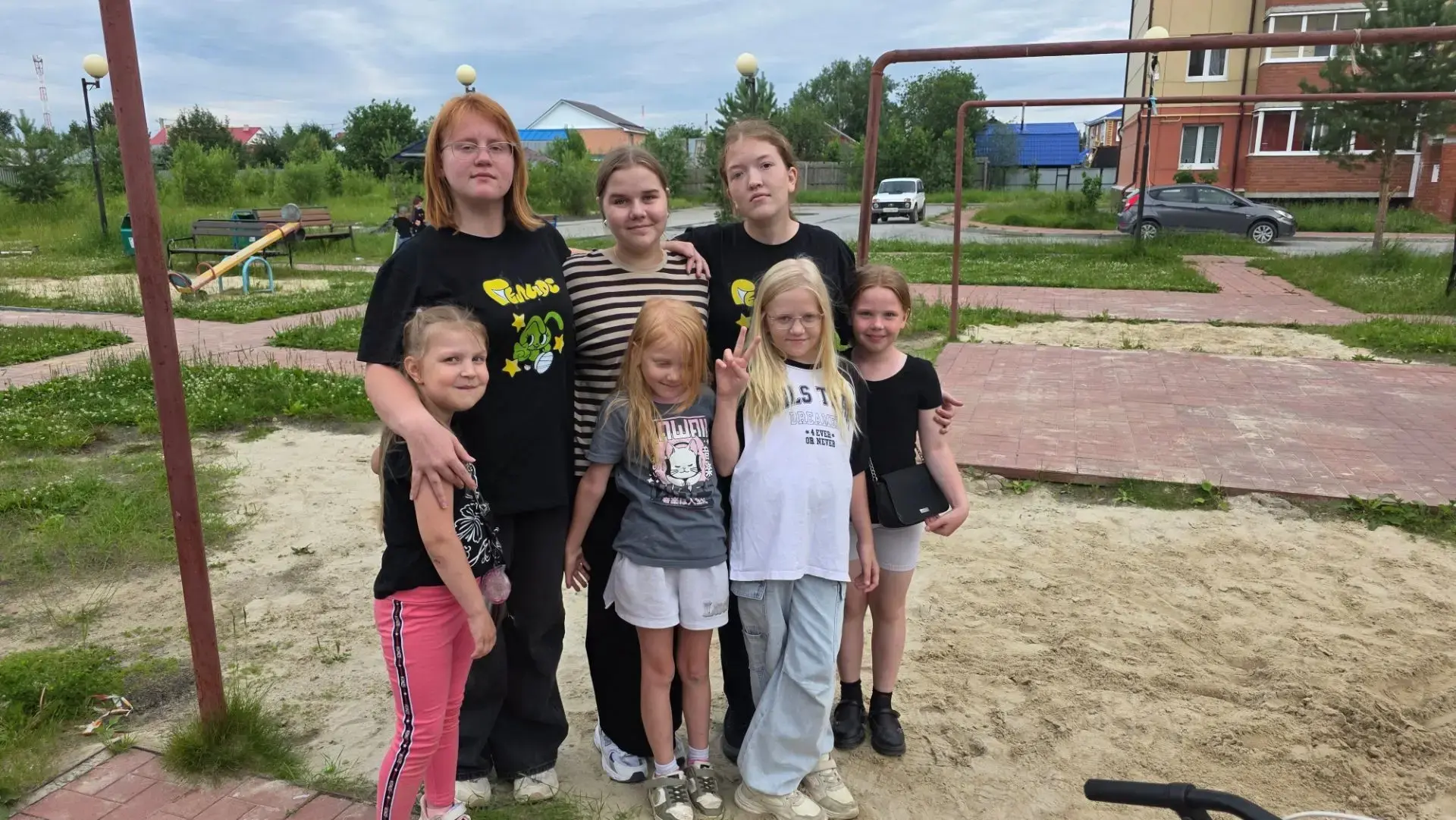 💛 Летние вечера становятся по-особенному уютными, когда рядом друзья, смех и любимые дворовые игры!