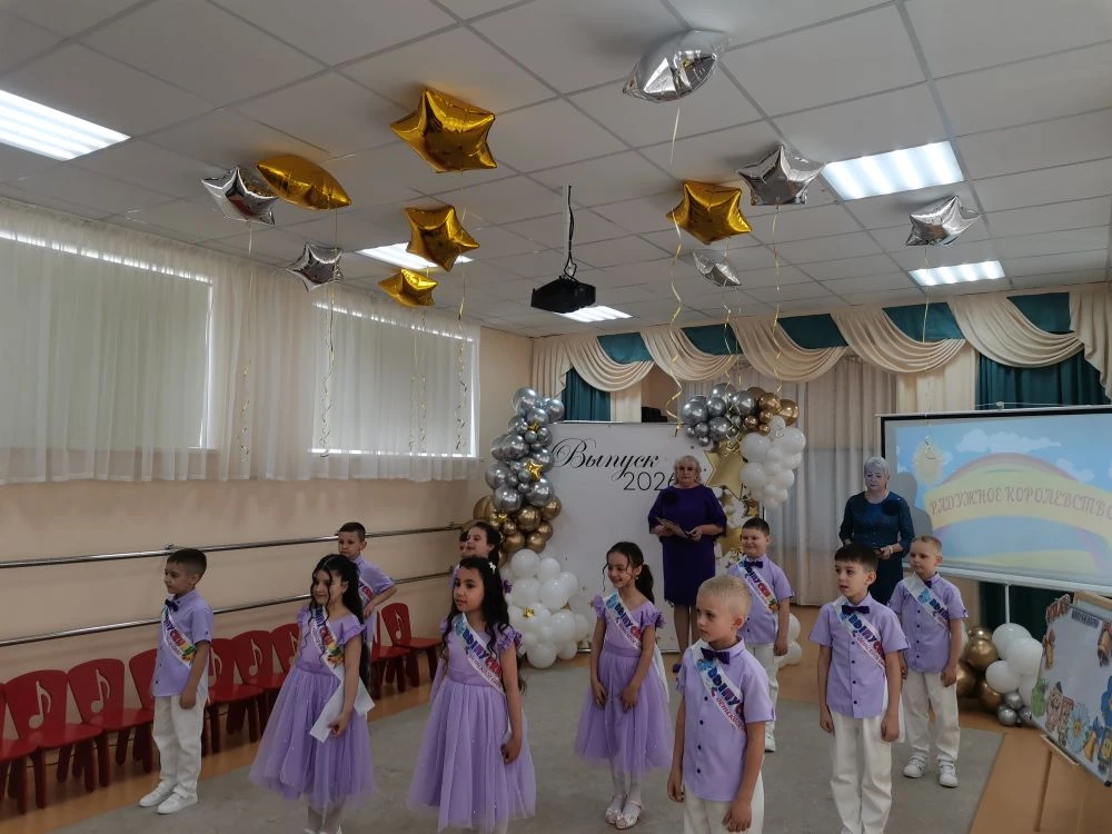 🧸🎈 Уходят дети школьною дорогой,
