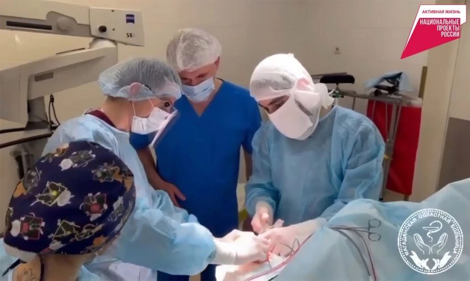 👨‍⚕️ Хабаровский нейрохирург спас двух пациентов с аневризмой головного мозга в Магадане
