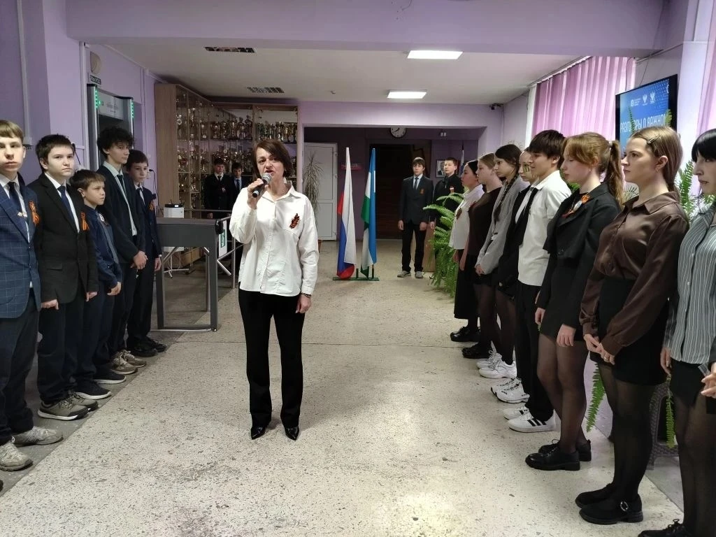 Новая учебная неделя в нашей Гимназии традиционно началась с торжественной церемонии внесения флагов