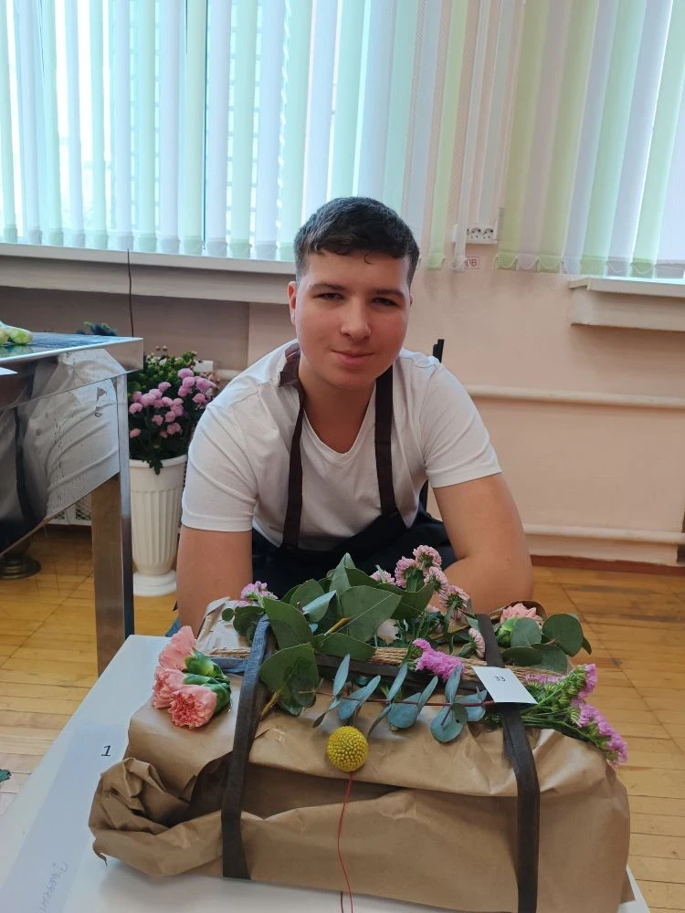 💐 Флористика на «Абилимпиксе»: наши ребята в деле!  Сегодня Вероника Зяблицева и Иван Дьяченко из 8 
