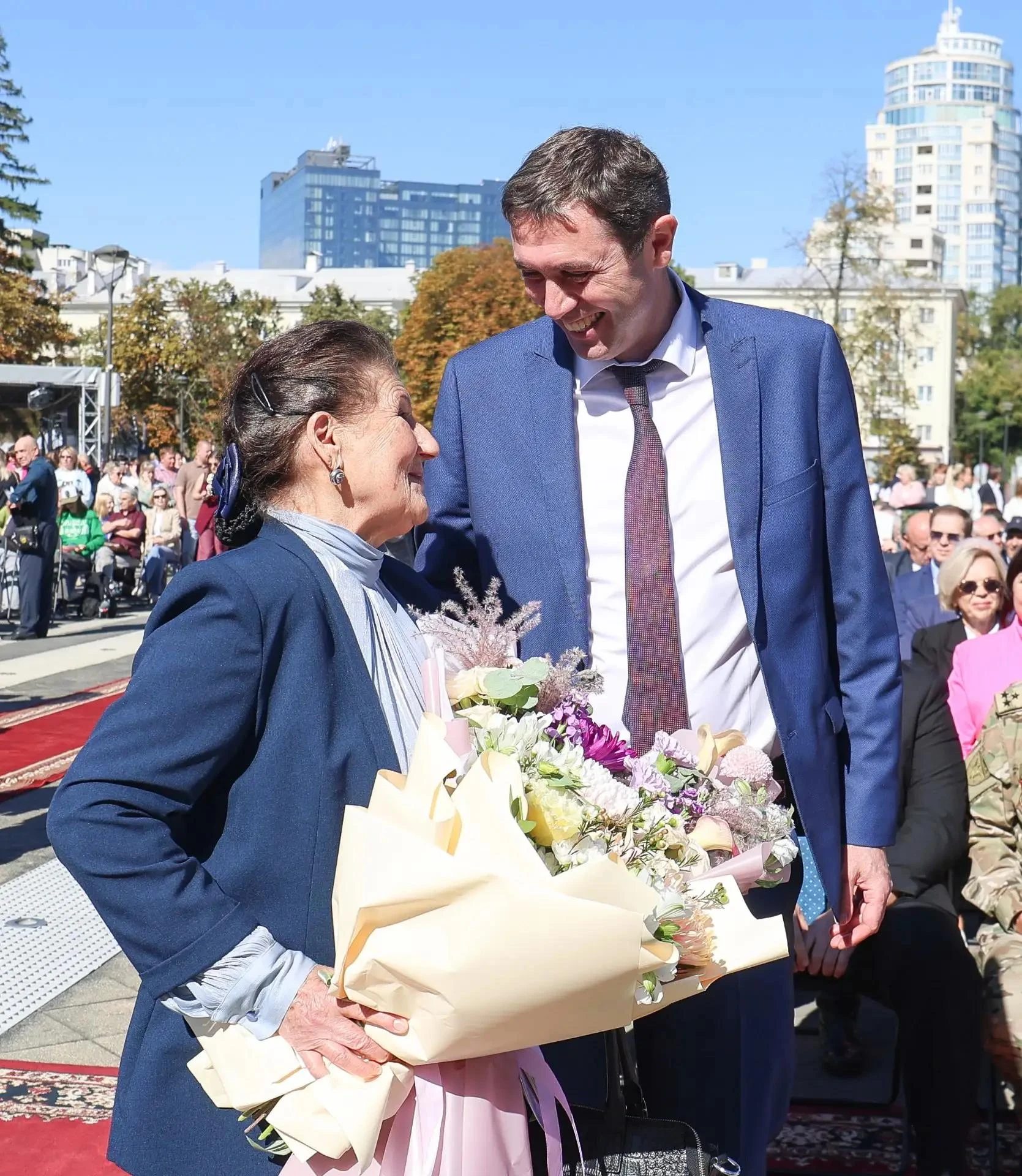 Мэр Воронежа Сергей Петрин на Дне города лично поздравил с днём рождения Екатерину Моло...