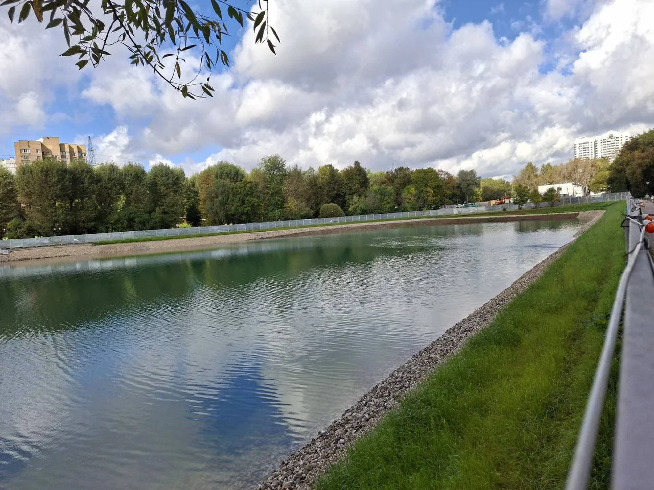💧 Пруд в парке Зюзино начали наполнять водой