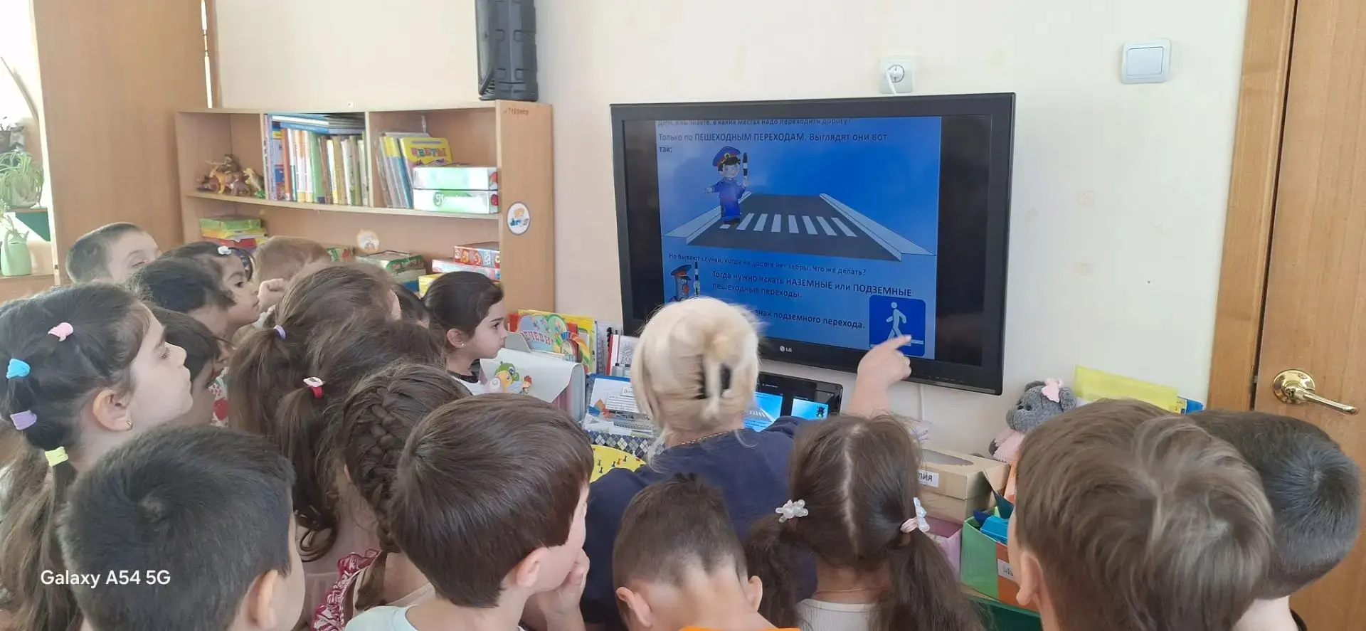 ПДД в средней группе.
 🚷🅿️🚗
С самого раннего возраста необходимо знакомить детей безопасному пове