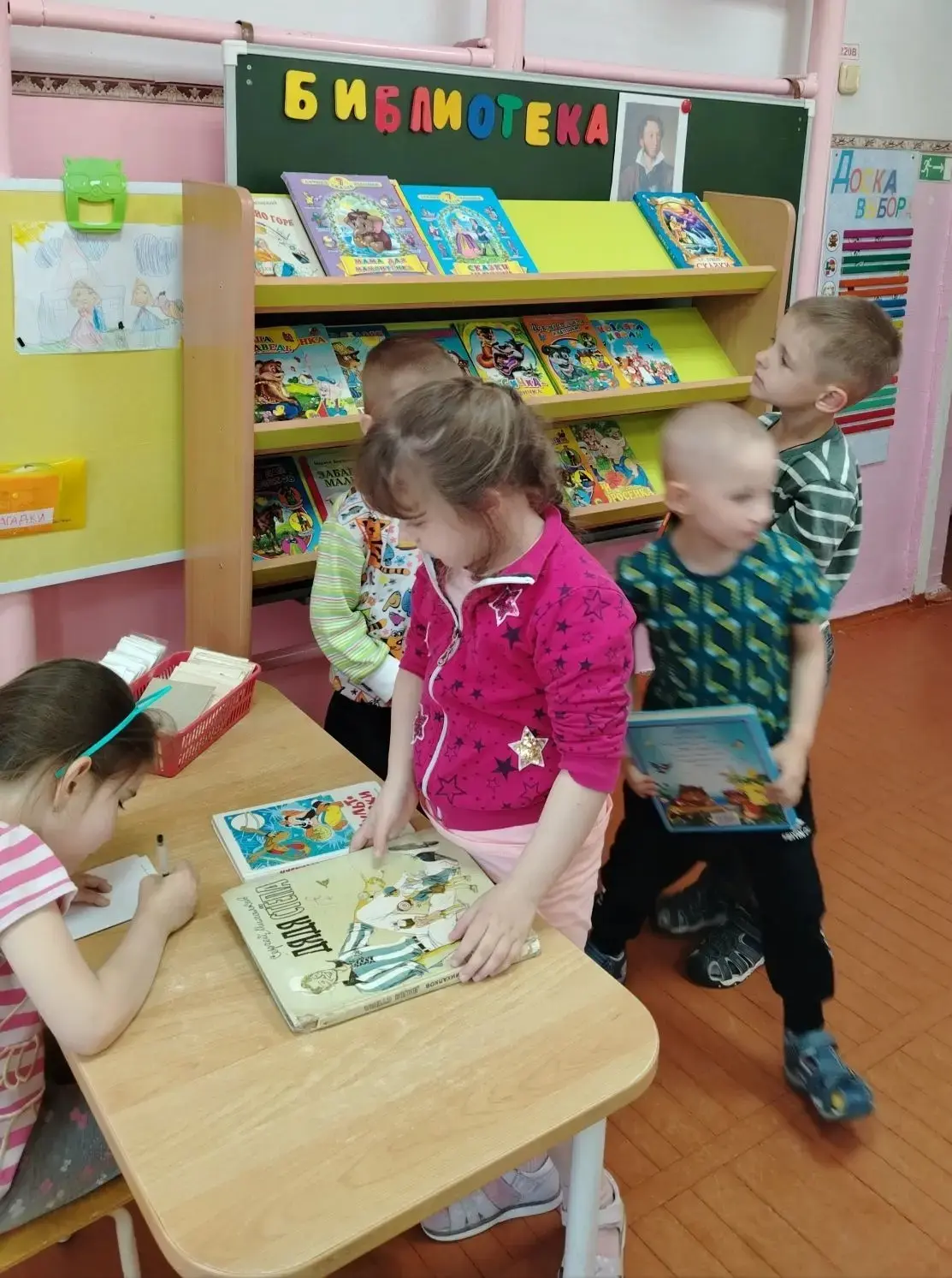 После посещения библиотеки ребята старшей группы играют в сюжетно-ролевую игру "Библиот...