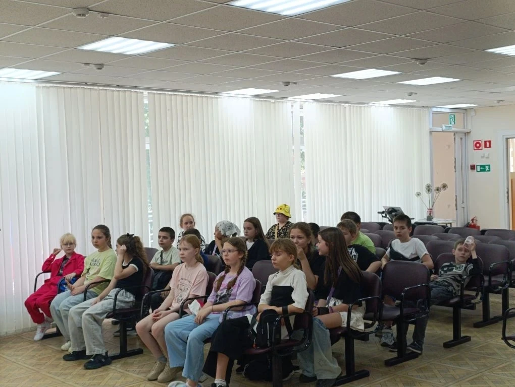 📚 3Д класс — в прошлое через знания!  Наши третьеклассники побывали в Медиацентре детской библиотеки