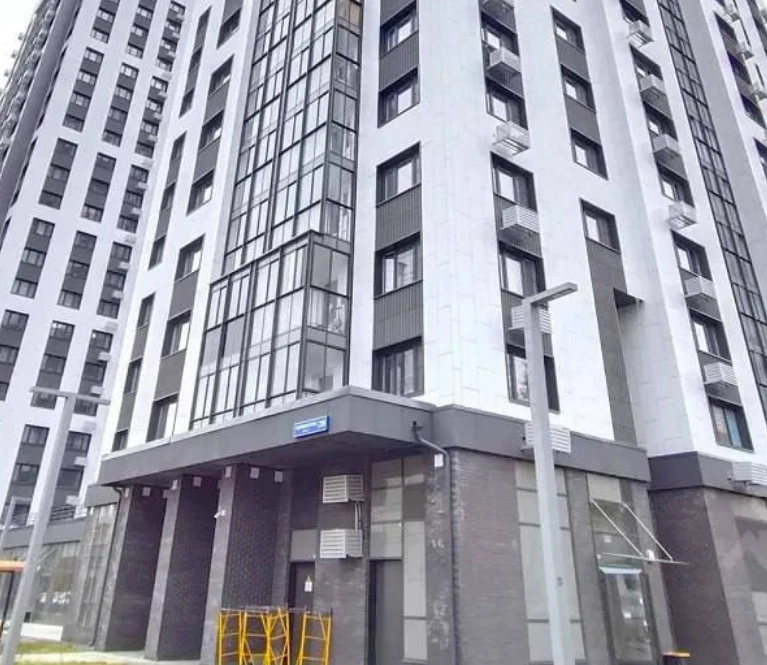 Москвичка переехала в новый ЖК, а через пару месяцев в её квартире обрушился потолок.