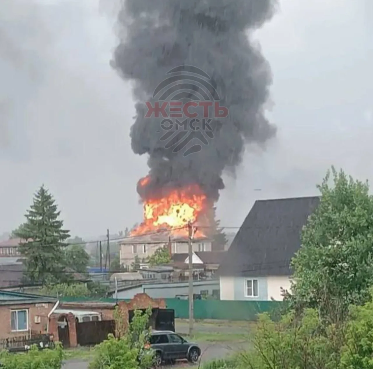 ⚡️ В Москаленках молния ударила в жилой дом

Пожар вспыхнул 14 июня. Крыша загорелась мгновенно. Сос