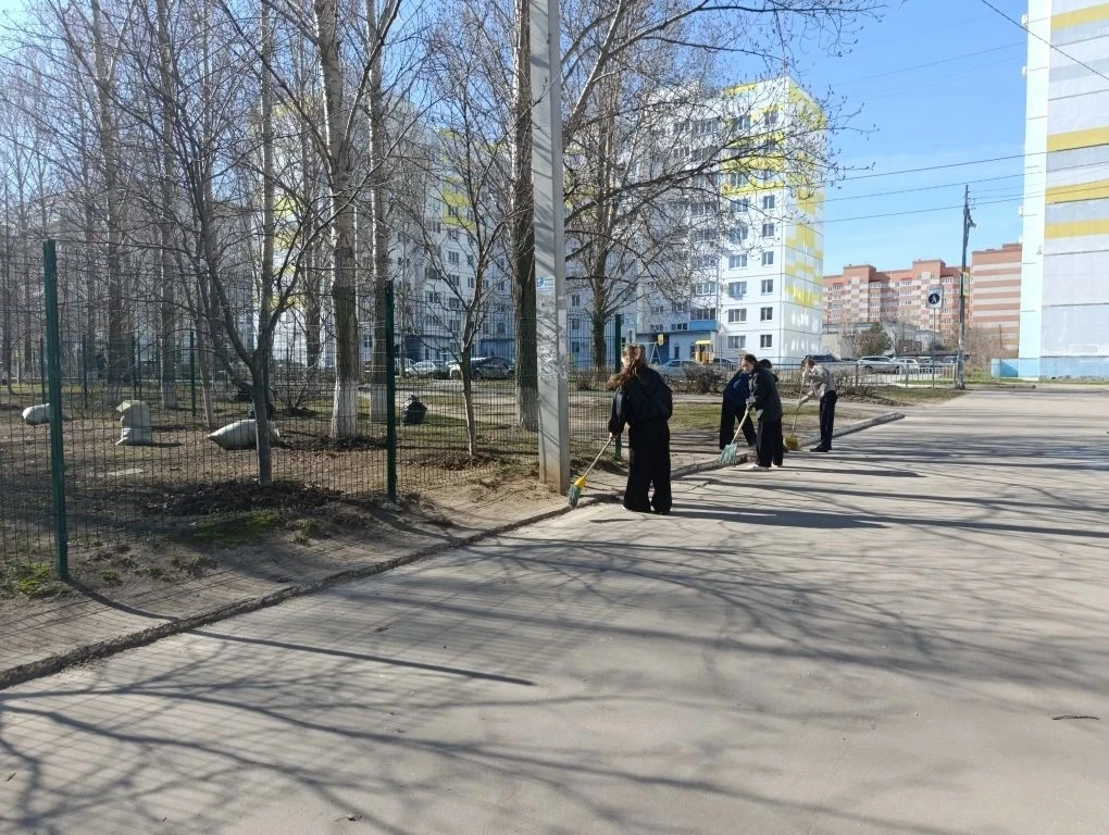 17 апреля 2026 года в рамках санитарной пятницы на уборку прилегающей к гимназии территории вышли уч
