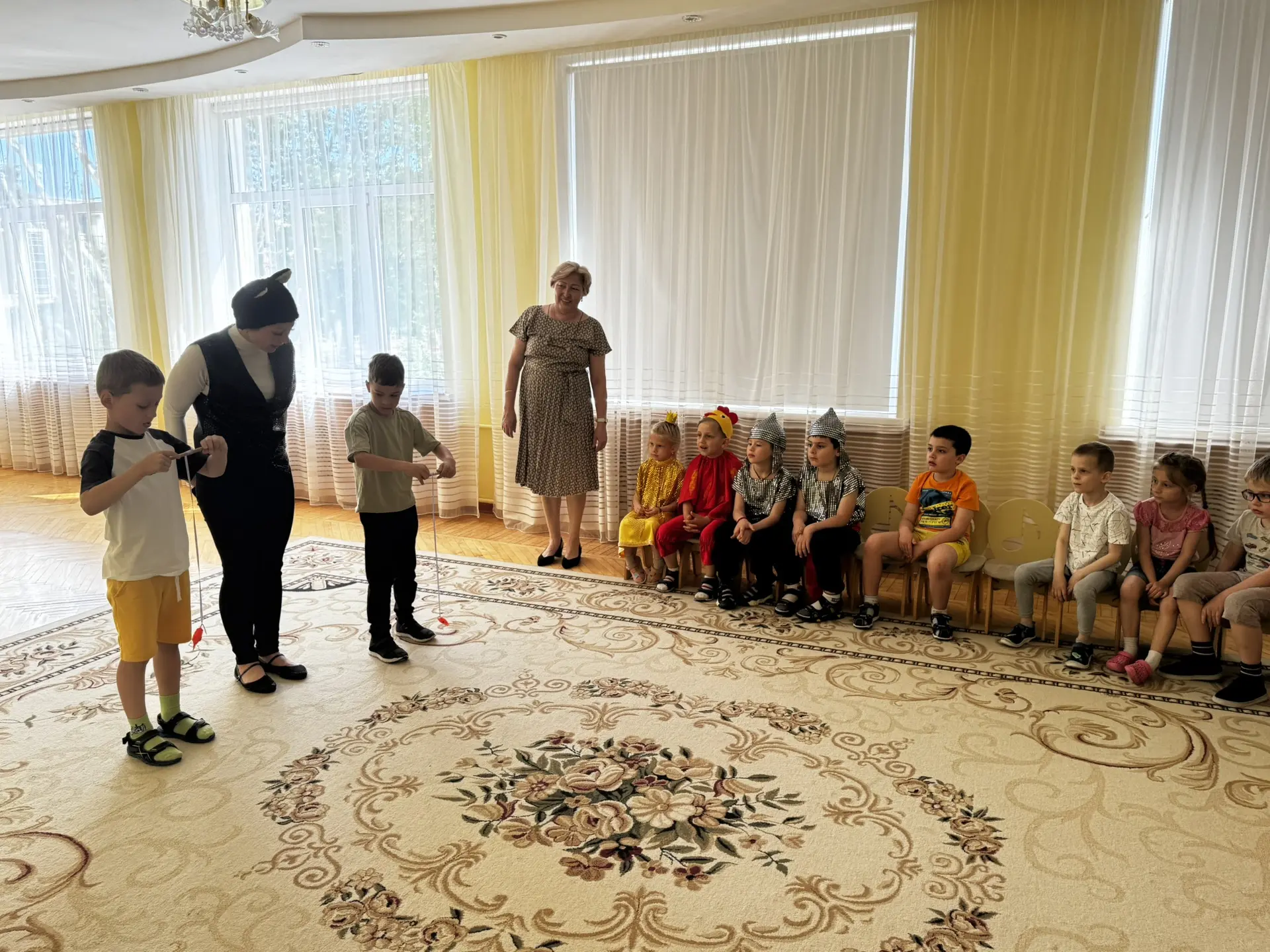 День рождения великого поэта
Отмечает каждый, стар и мал,
Ведь талантливей, чем Пушкин,
Мир поэта не