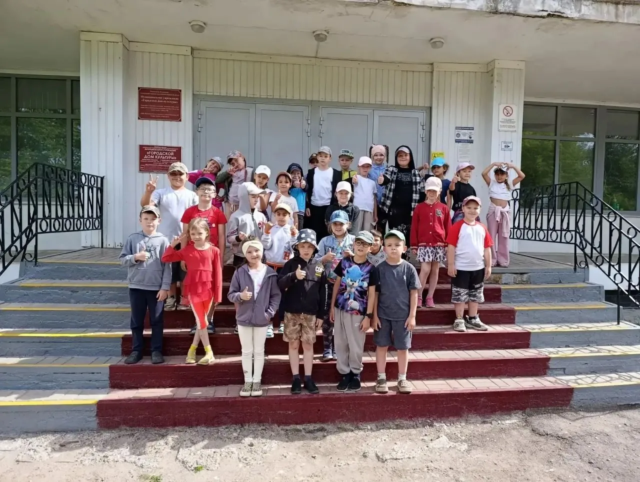 24 июня ребята ЛДП « Солнышко» отправились в ДК «Лесозавод» на показ фильма «Дени и Мэн...