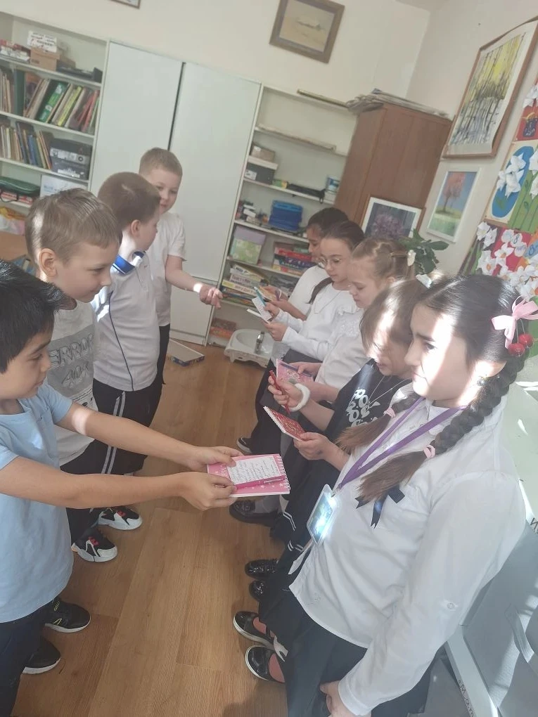 Мальчики  2"В" и 3 "В" тоже  преподнесли сюрпризы девочкам🌸🎁