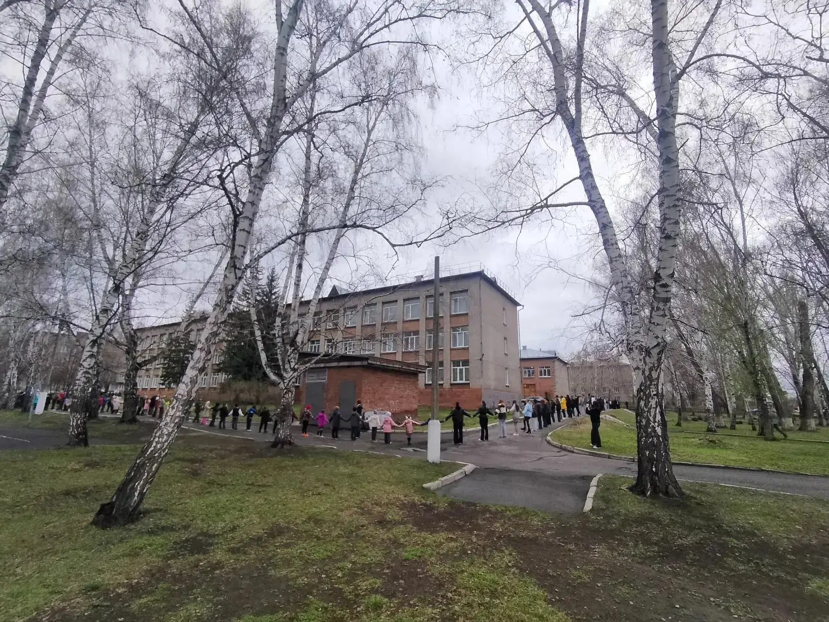 Сегодня, в заключительный день Недели психологии, состоялся флешмоб «Обними школу». Все учащиеся пер