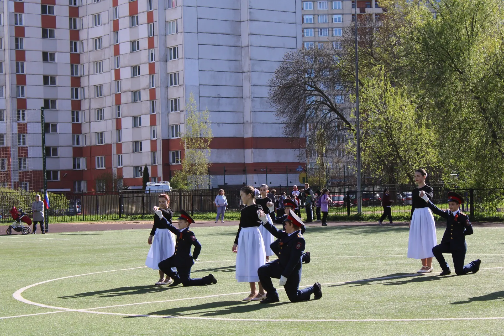 🕊️ПАМЯТЬ, ЖИВУЩАЯ В СЕРДЦАХ 🕊️  В преддверии 9 Мая школа стала центром масштабного и душевного празд