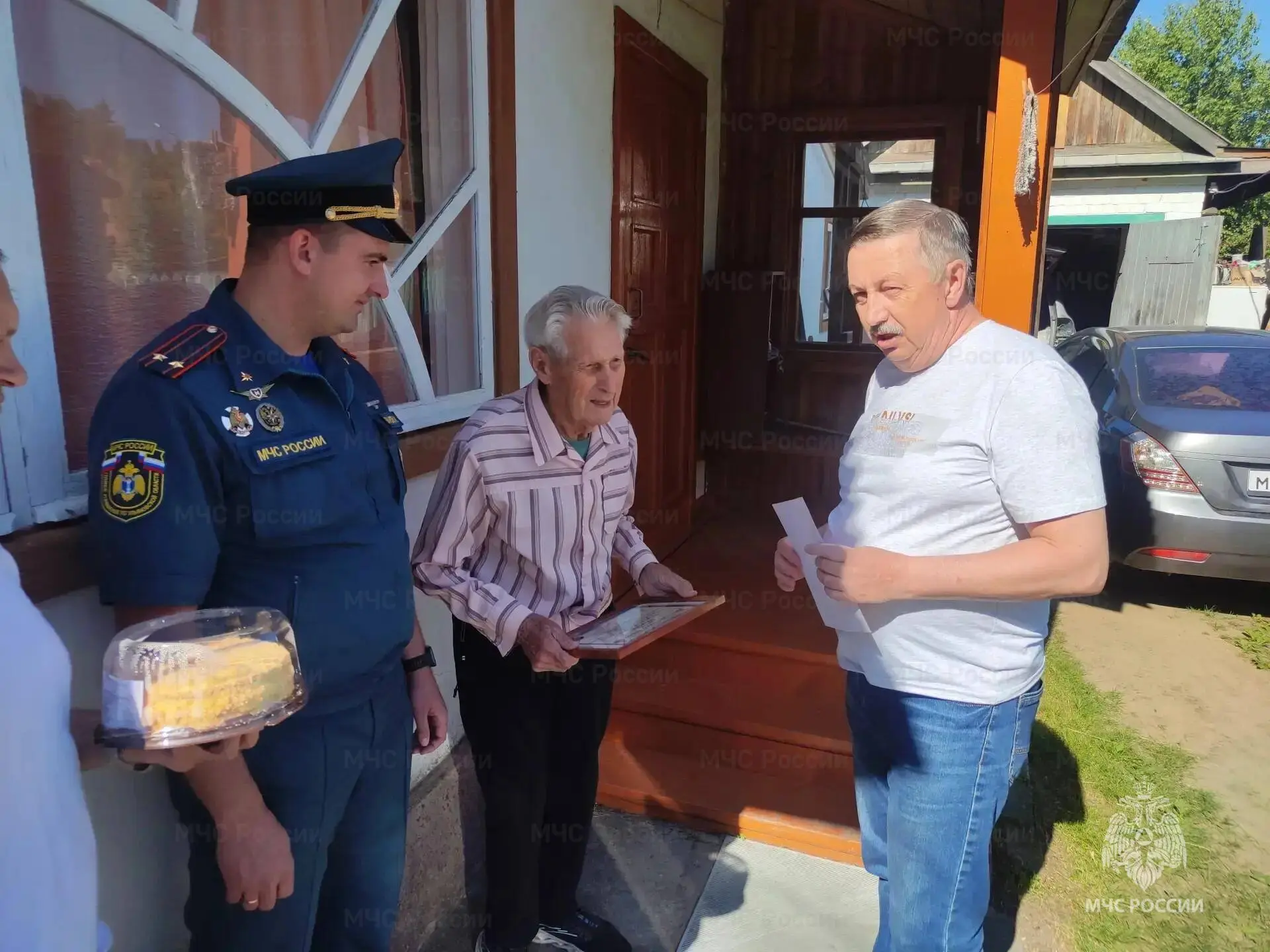 Ветерана Владимира Парамонова поздравили с 94-летием
 
Сотрудники 3 пожарно-спасательного отряда и п