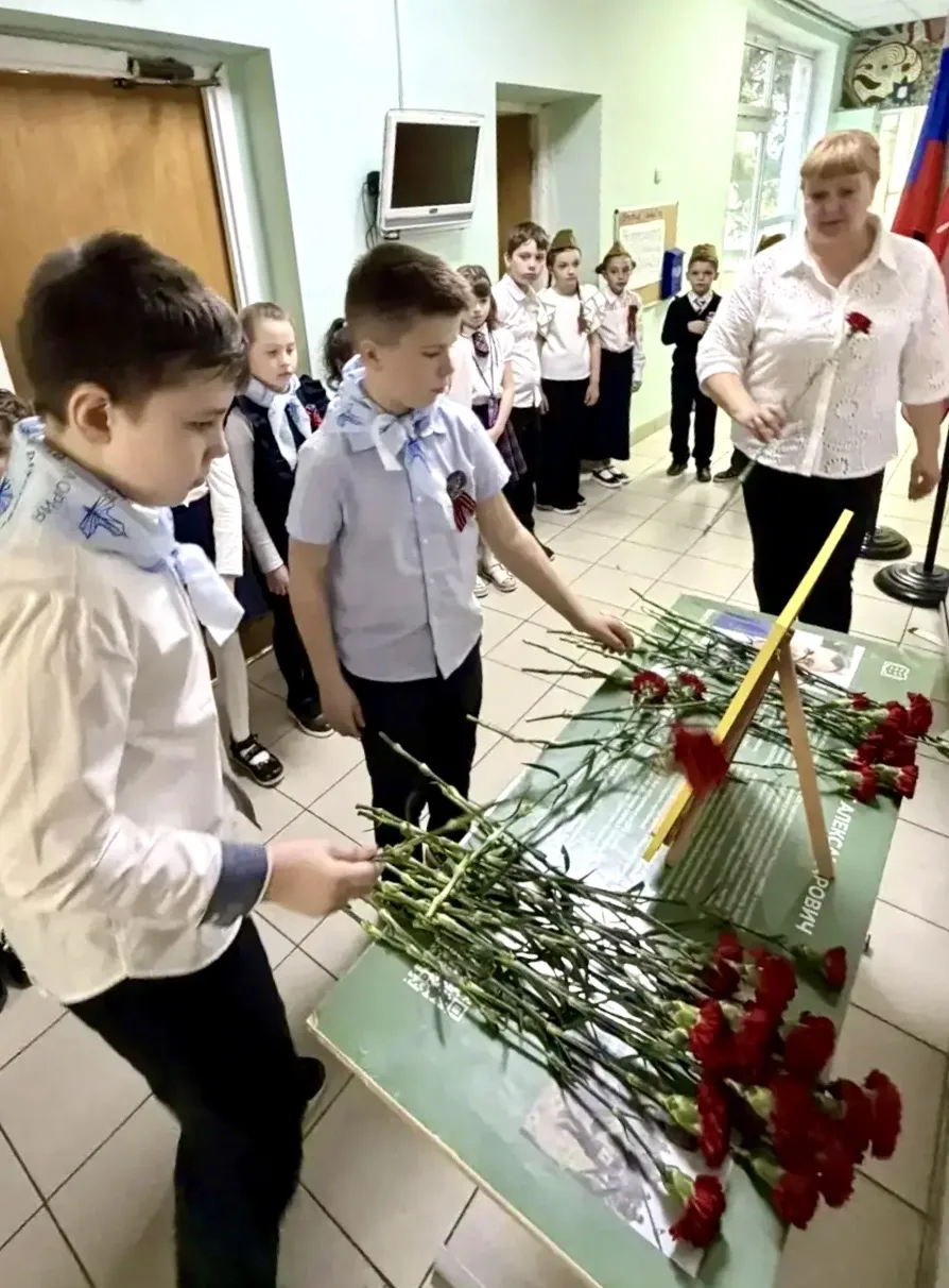 КРАСНЫЕ ГВОЗДИКИ (Часть 3) 💫 Возложение цветов в честь памяти защитников Отечества прошло сегодня в 