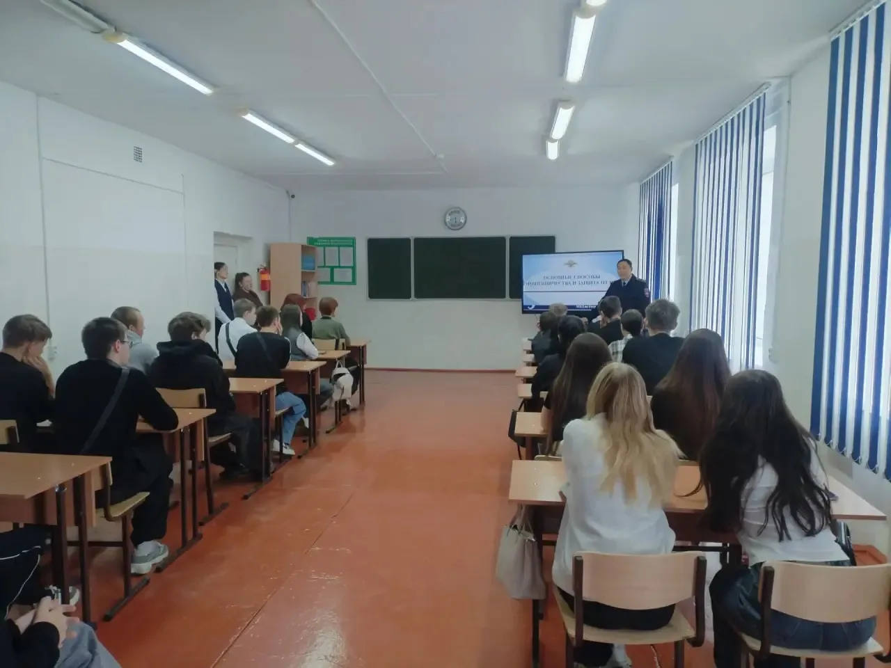 В Заиграевском районе полицейские рассказали школьникам и студентам, как не стать жертв...