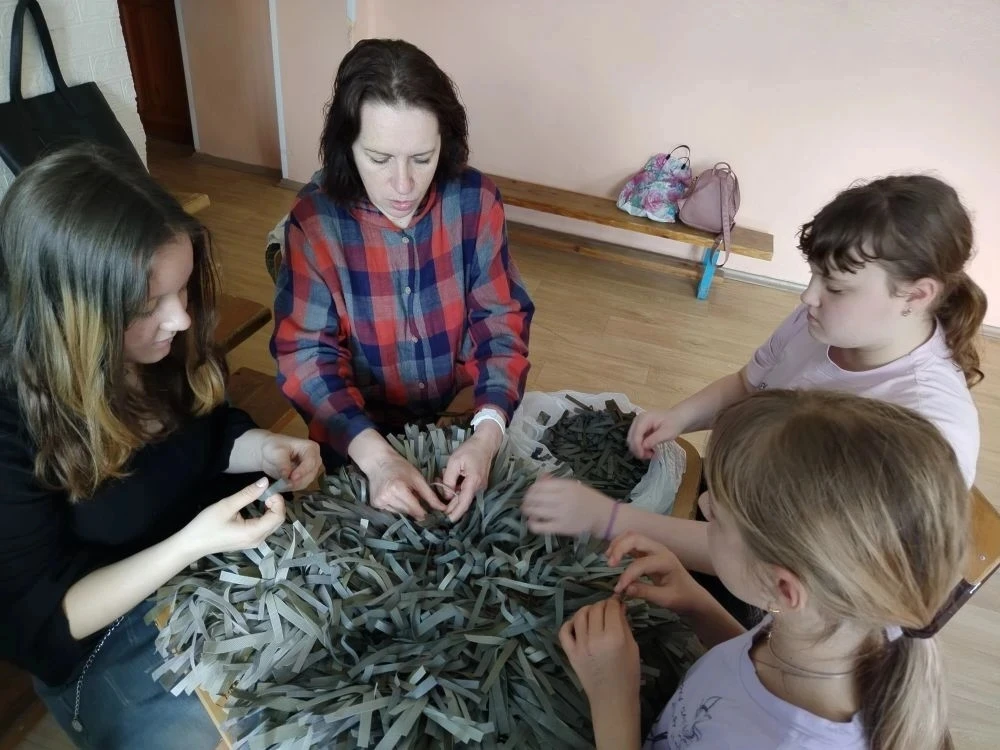 #КаникулысПользой: Учащиеся МБОУ СОШ №19 продолжают плести обереги для защитников  Несмотря на каник