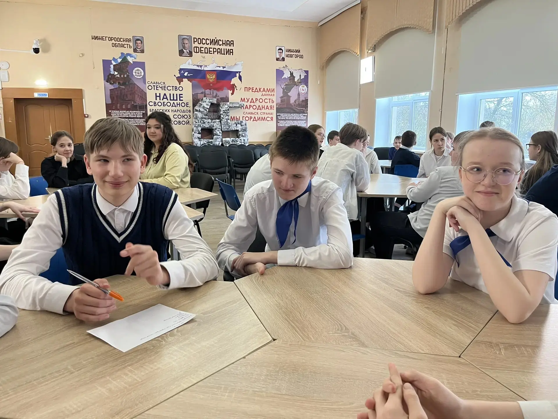 🚀 День космонавтики в нашей школе: квиз и фильм о звёздах!  В честь Дня космонавтики ученики 7–8 кла