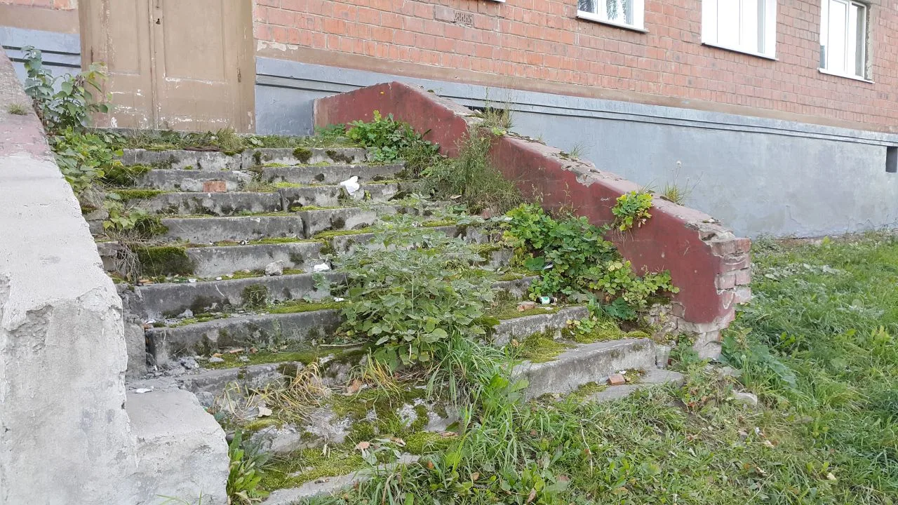 🏡Иногда идёшь по городу и вдруг взгляд цепляется за старую разрушенную детскую площадк...