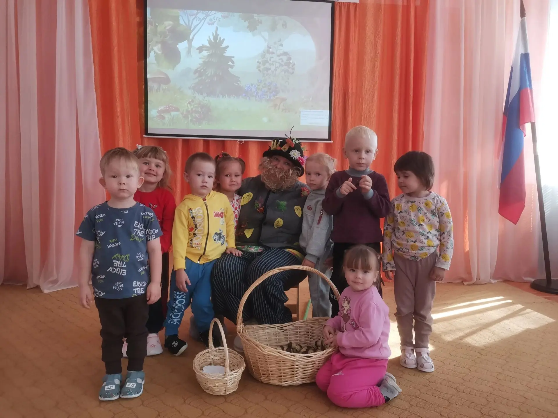 В младшей группе  прошло развлечение на тему "Ягодки - грибочки".