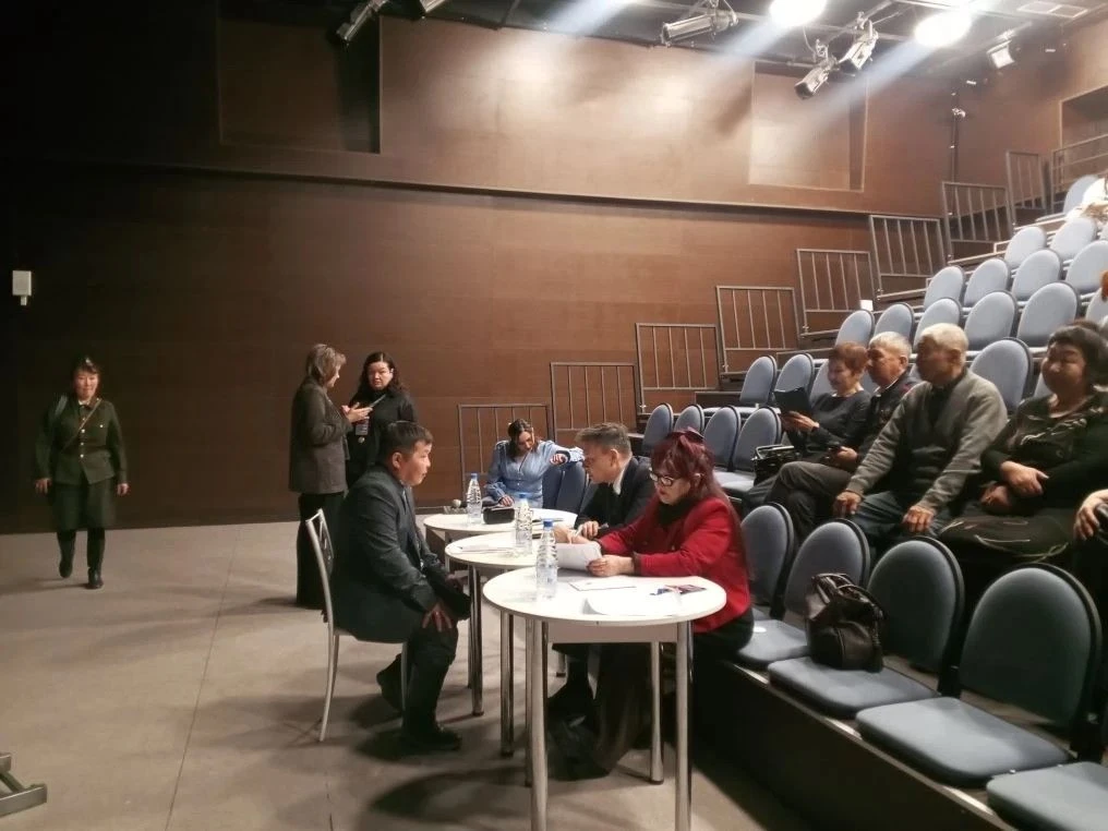 🫶Встречайте! На сцене краевого драматического театра Антон Павлович Чехов.  Сценой приезда писателя 
