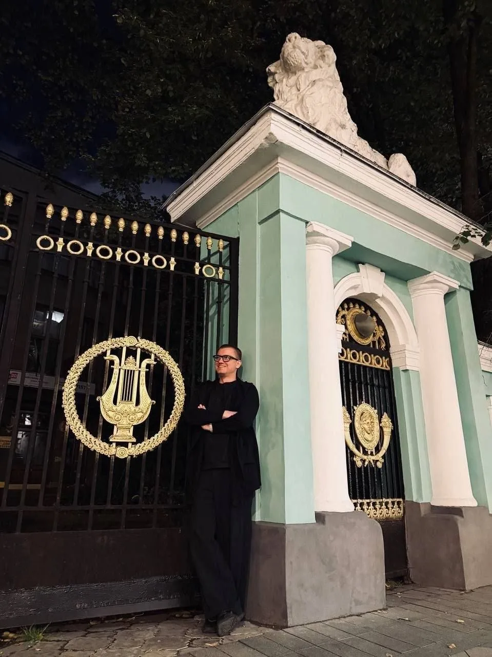 Позирую для вас у Дома ученых. Москва в выходные отмечала 879-летие, и, хотя погода выд...