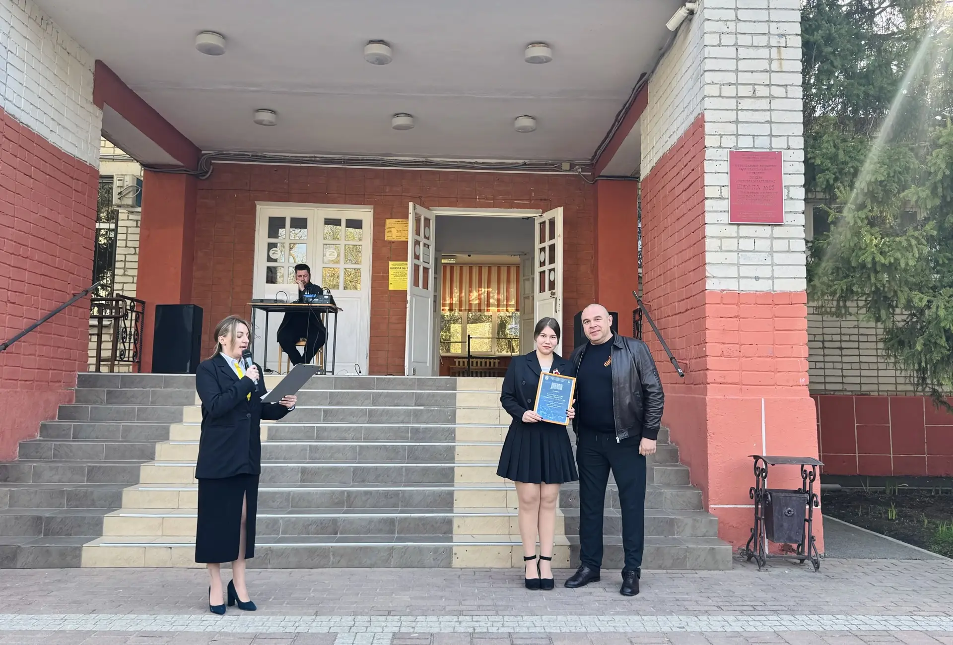 🇷🇺 Торжественное начало новой четверти в средней школе  №18! 🇷🇺  🗓️Новая учебная четверть началась с