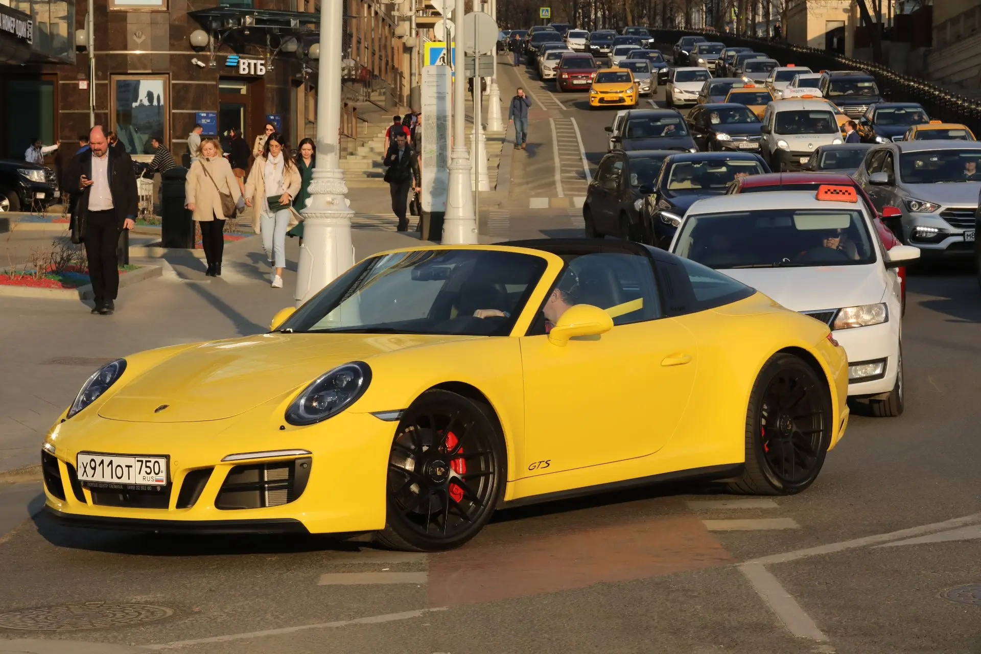 Купленный москвичкой Porsche в Петербурге оказался в розыске Интерпола