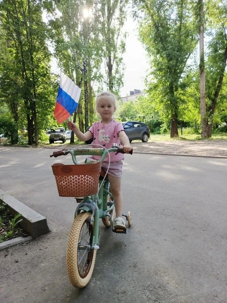 Данилина Саша, воспитанница группы "Синичка" принимает участие в акции «Флаги России»