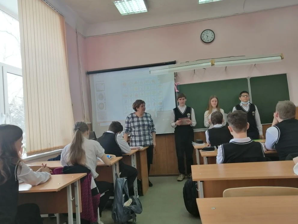 20 февраля в 8б прошел классный час "Есть такая профессия - Родину защищать",. в ходе которого ребят