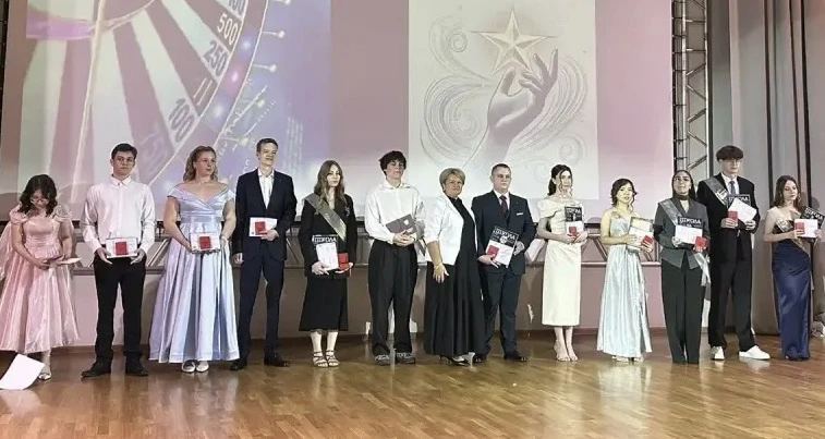 Вот и подошли к завершению 11 лет учебы! Мы с гордостью вручили нашим одиннадцатиклассникам аттестат